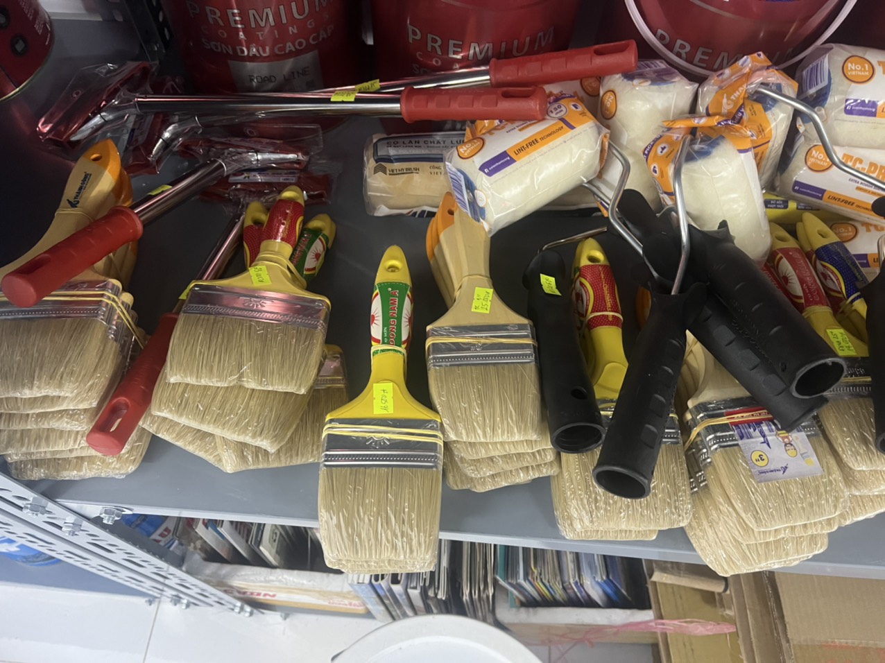 Cửa hàng bán Ru lô lăn sơn giá rẻ uy tín tại HCM.